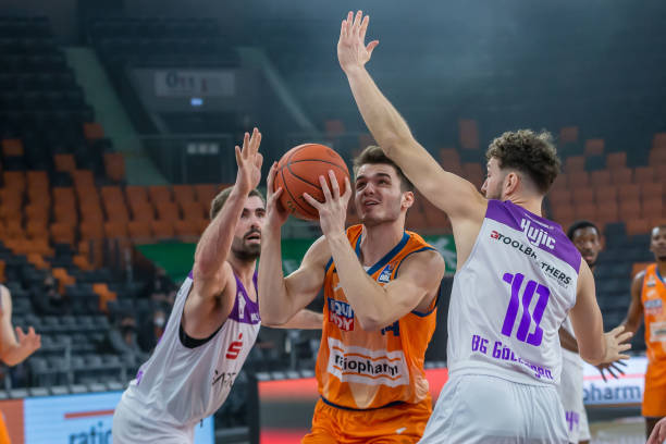 他的青训背 他的青训背